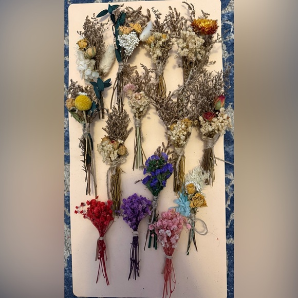 None Other - Assorted Dried Flower Bouquets. 15 mini flower arrangements